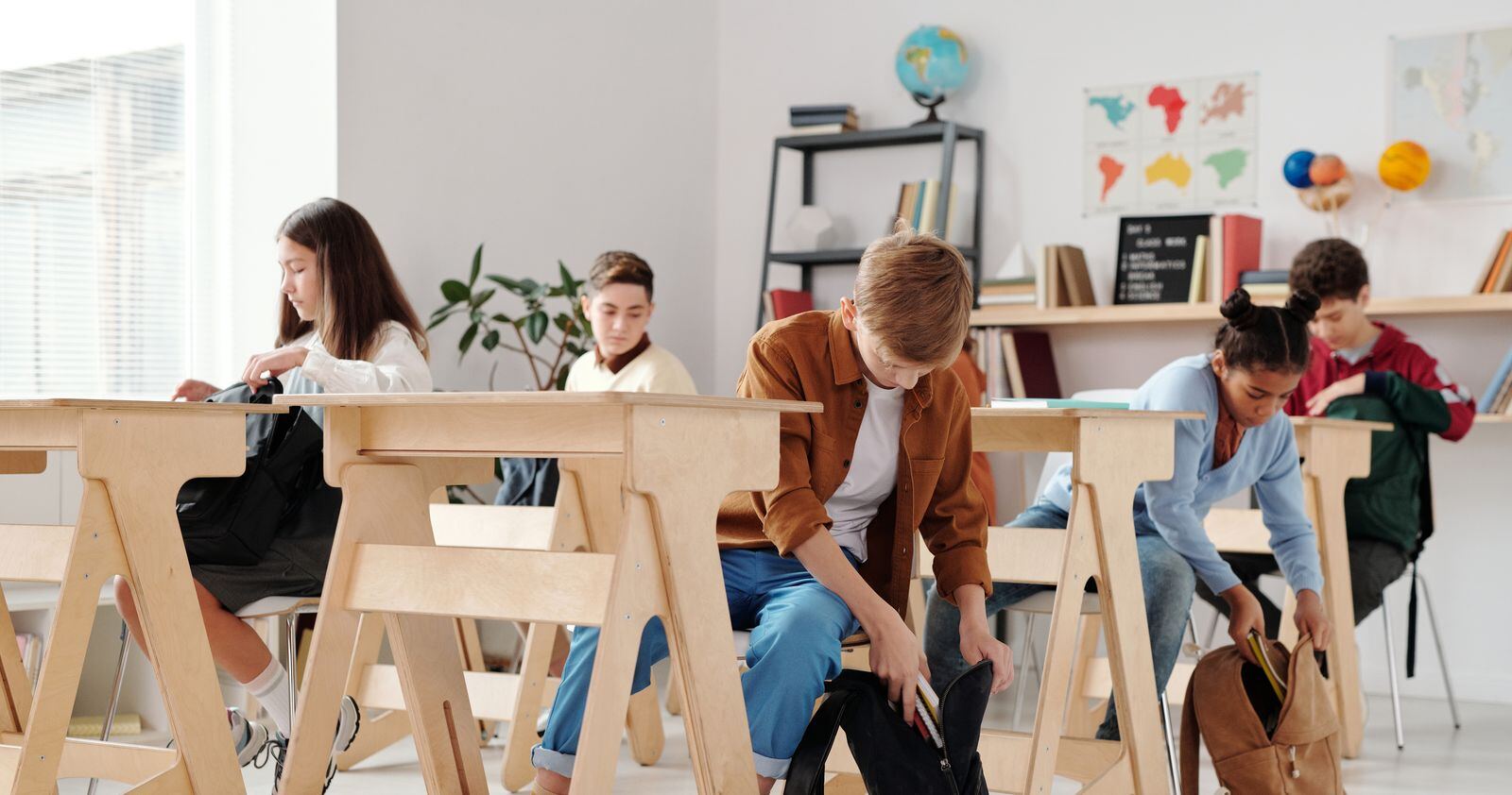 示意图(图库照片)· 课前收拾书包