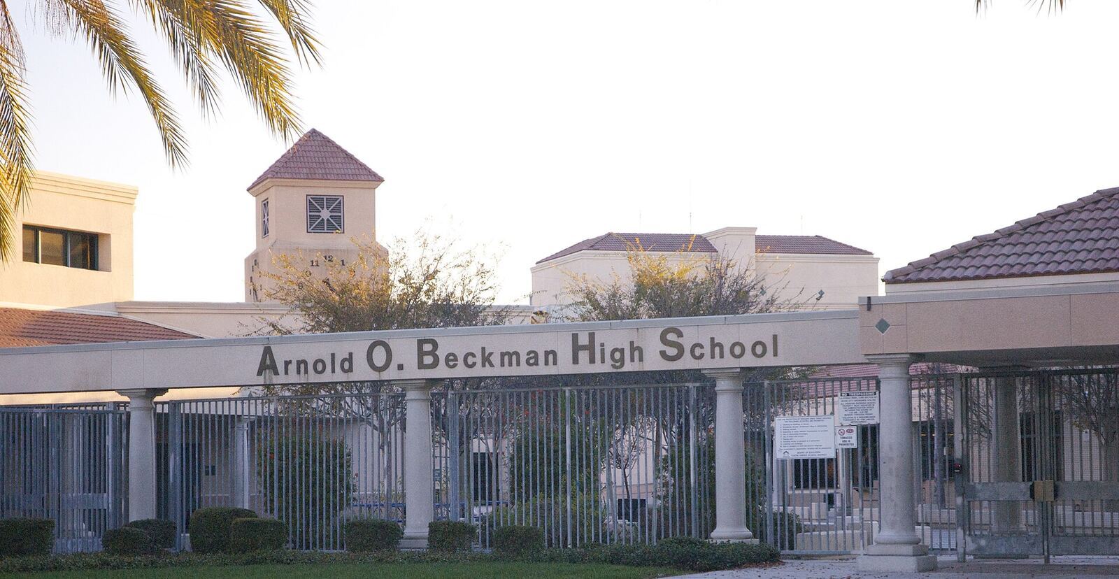Arnold O. Beckman High School 校门资料图