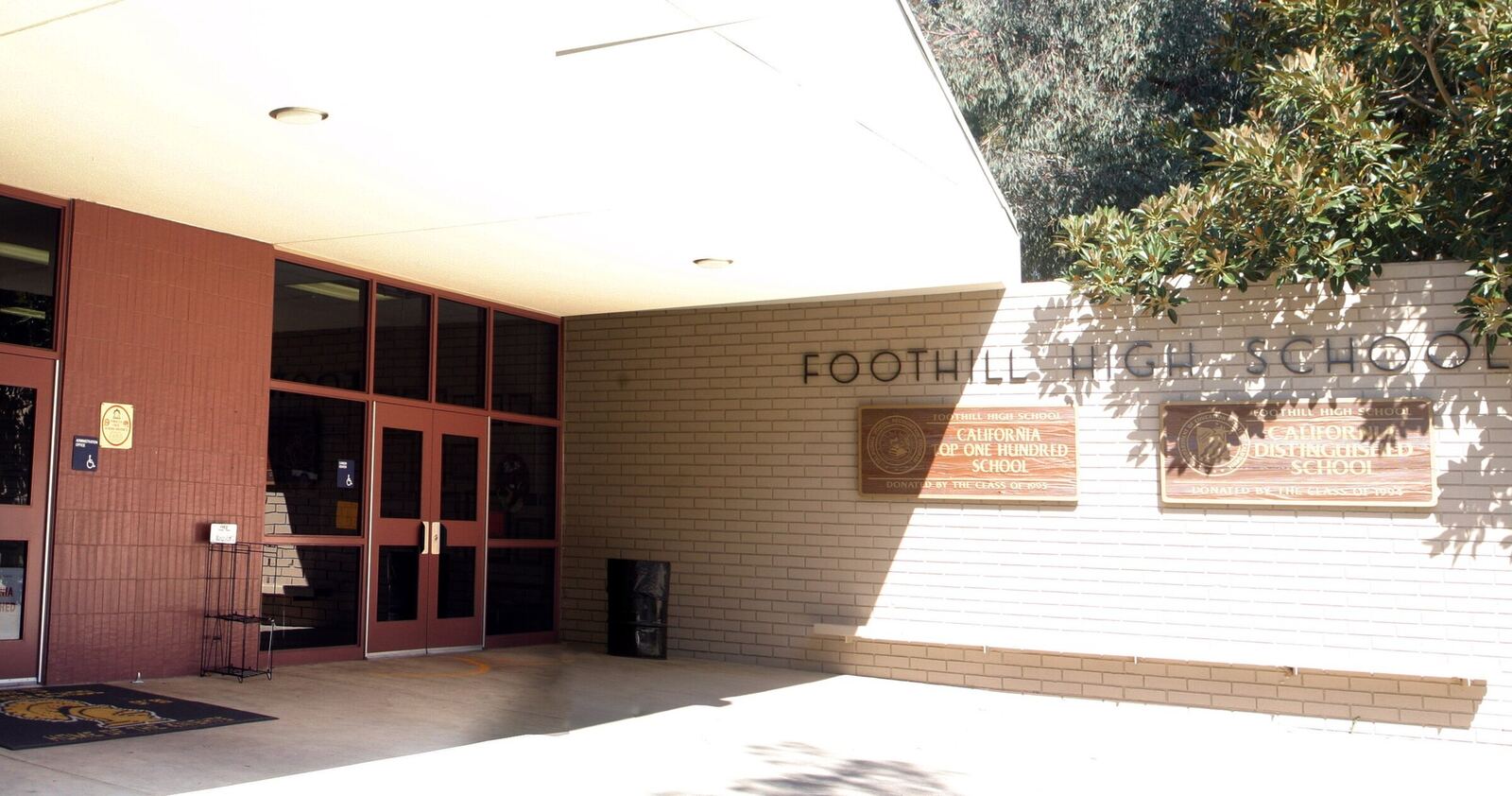 Foothill High School 校门资料图(前厅入口与校名墙,2006 年)