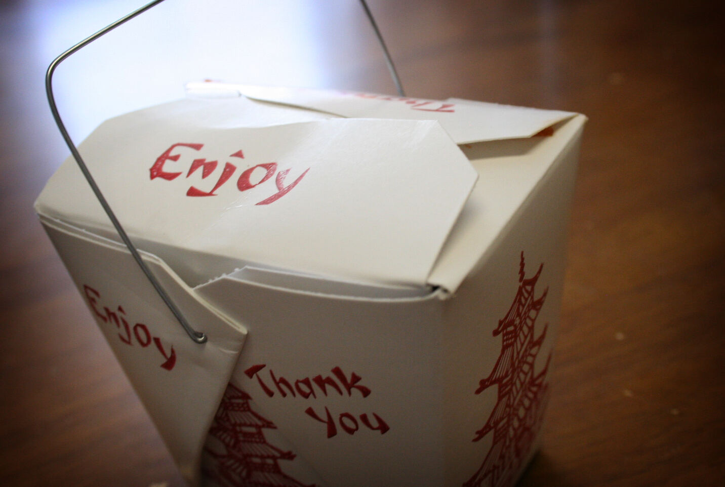印着「Enjoy」「Thank You」与宝塔图案的中餐外卖盒资料图（Wikimedia Commons）